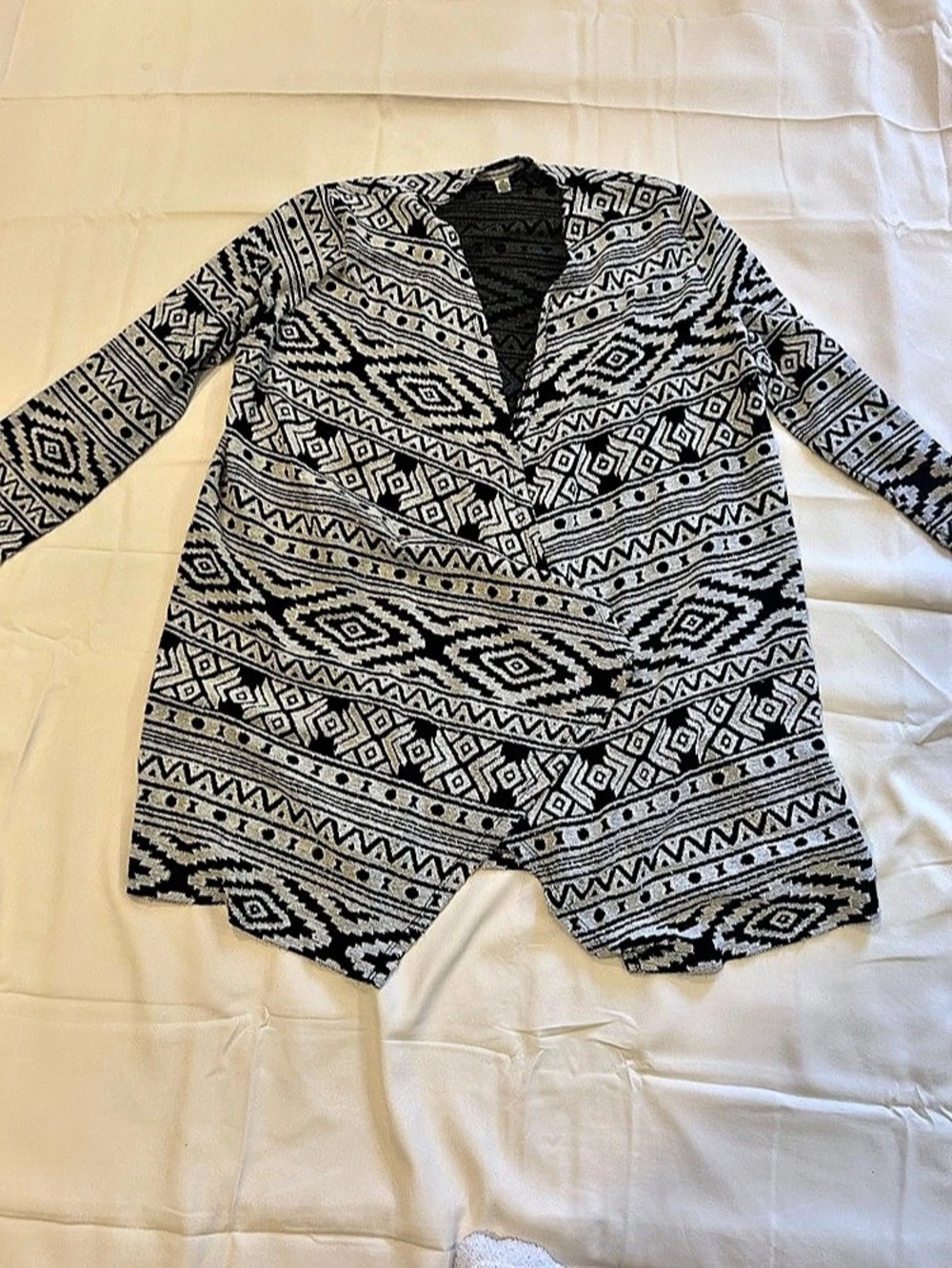 American Eagle Cardigan in Black & White Large Like New